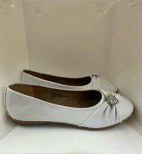 Load image into Gallery viewer, Elegant Bow &amp; Crystal Heart Slip-On Flats
